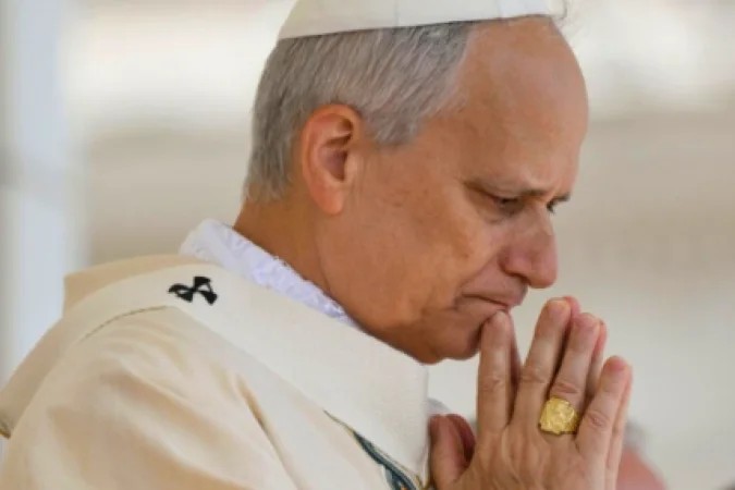 Papa Leão XIV em oração